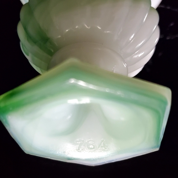 3 1/4" Akro Agate Green White Marbled Slag Urn Vase - Picture 3 of 7